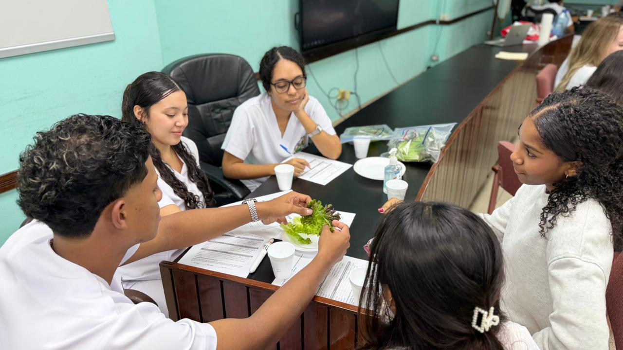Estudiantes de Nutrición de la Universidad de Panamá participan en Evaluación Sensorial de Lechuga